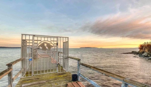 Family-Friendly home, Hot tub, 1 minute walk to beach, tennis, and more.