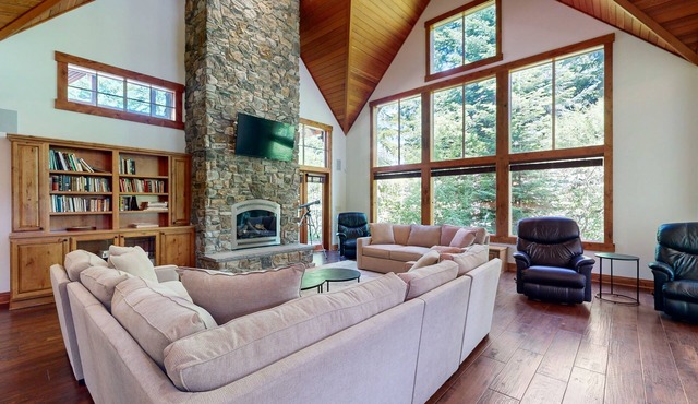Family-friendly home with private hot tub, gas grill, firepit and W/D