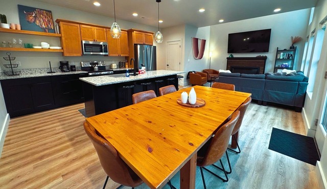 Family-Friendly Mountain Modern Townhome in Driggs