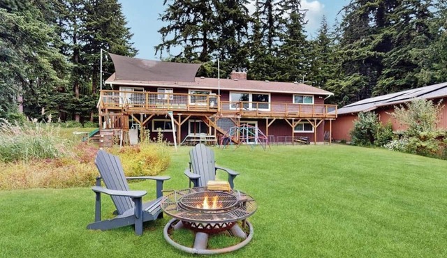 Family-Friendly waterfront retreat with kayaks, fire pit & rec room