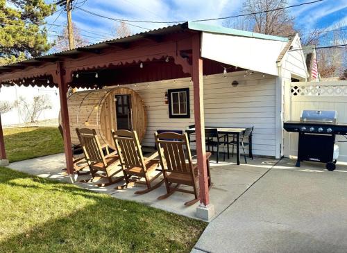 Family Home - 2 Full Kitchen, Sauna, Sleeps 10-14