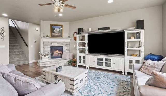 Family Retreat in Nampa | Sleeps 12 | Private Yard, BBQ & Park Access