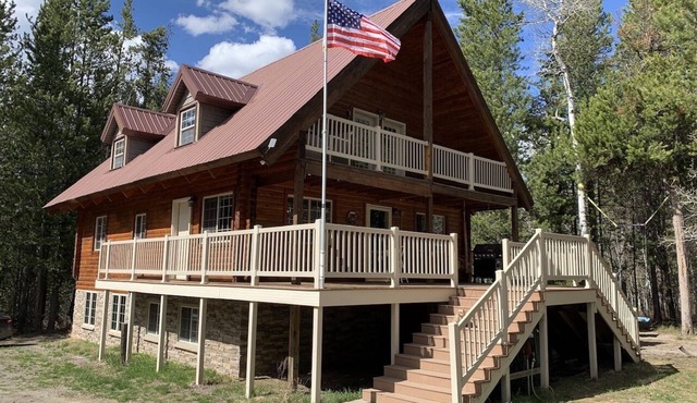 Family Reunion! Fire pit, Hiking, Yellowstone! 220 EV Charger, Smart TVs, Arcade