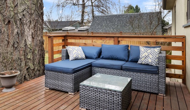 Fantastic Eastmoreland Gem, Pet Friendly, Close to Reed College, Hot Tub, 5 Miles to Portland