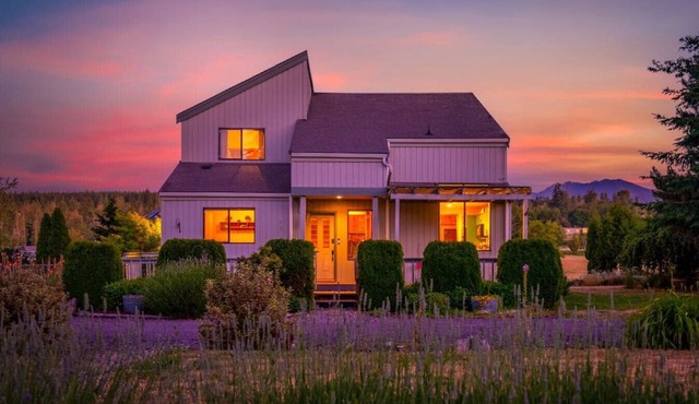 Farmhouse · Peaceful Farmhouse with Mountain Views & Hot Tub