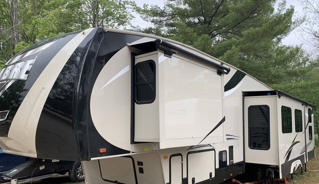 Fifth wheel bunkhouse - TROUT LAKE MICHIGAN - full hook up - sleeps up to 9
