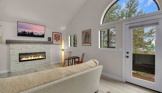 Fireplace, kitchen, queen bed, great location