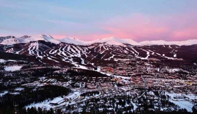 First Floor Studio W/Full Kitchen & View in Breck