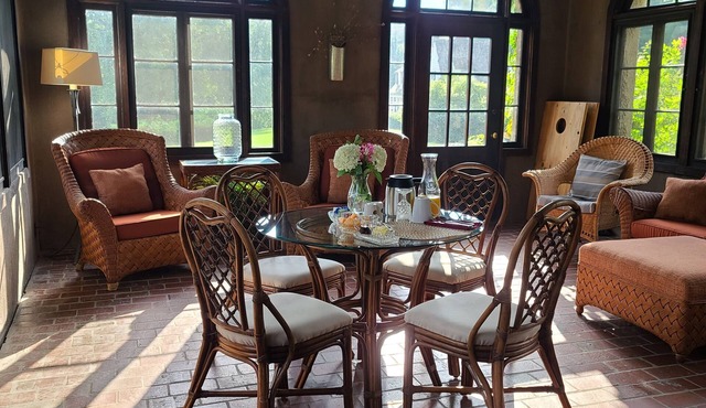 Four Mounds Inn