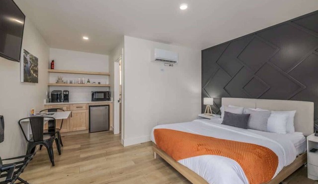 Fresh Modern Studio Affordable Lodging Downtown CDA