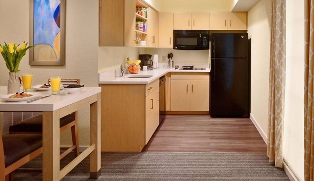 Fulfilling Stay at Schaumburg! Pets Allowed, Outdoor Pool, Free Breakfast!