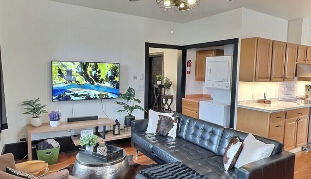 Fully-furnished Modern Apartment/Executive Suite in Heart of Town