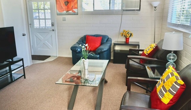 Fully furnished and equipped 30+ day rental near hospitals and University of Utah. Ideal for Traveling Nurses, internships, students, extended medical care or relocation. Free parking. Queen bed. Washer and dryer. Near bus stop.