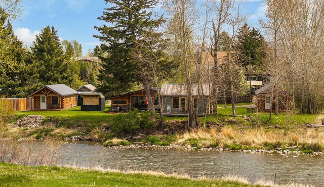 Gallatin River Homestead - Three wonderful rustic cabins
