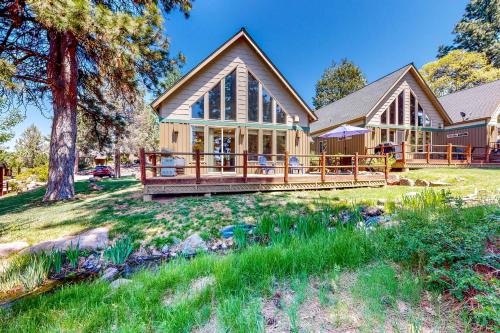 Gateway to Crater Lake! Resort Retreat w/Pool
