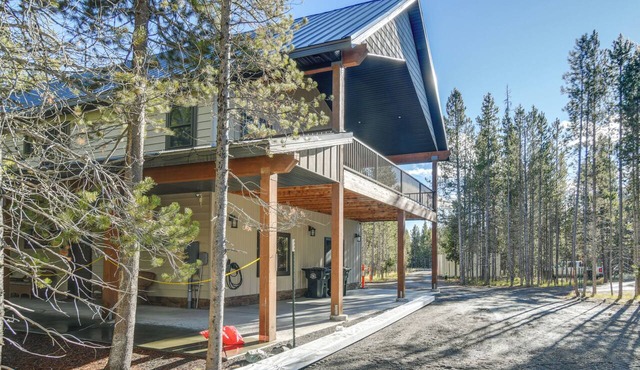 Gateway to Yellowstone! Modern Island Park Cabin