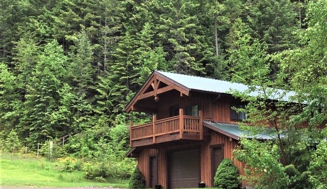 Get away from the stress and strain of life at this romantic mountain cabin.