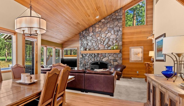 Getaway Golf Course Home - Private Hot Tub, Cozy Firepit, King Beds, Bunks, A/C