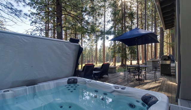 Glaze Meadow Fairway Home | Sleeps 10 + Hot Tub
