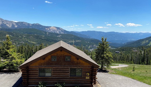 "Gold Rush" Cowboy Heaven Cabin w/Loft, Hot Tub, Best Views, Steps to Adventure!