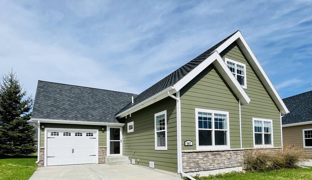 Golf Course Home w/Mtn Views, Hot Tub & Fireplace