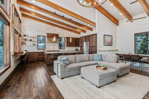 Golf Getaway Stunning Lake & Mountain Views