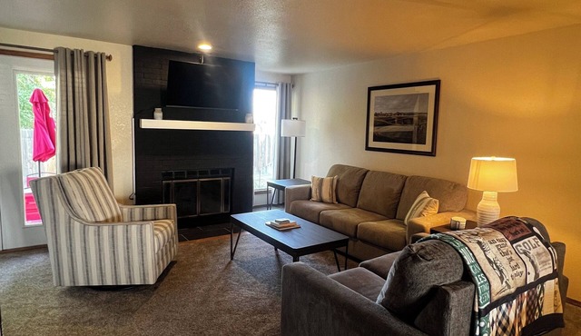 Golf Lovers Townhouse, perfect for adult couples! 2 Bedrooms, 2.5 bathrooms.