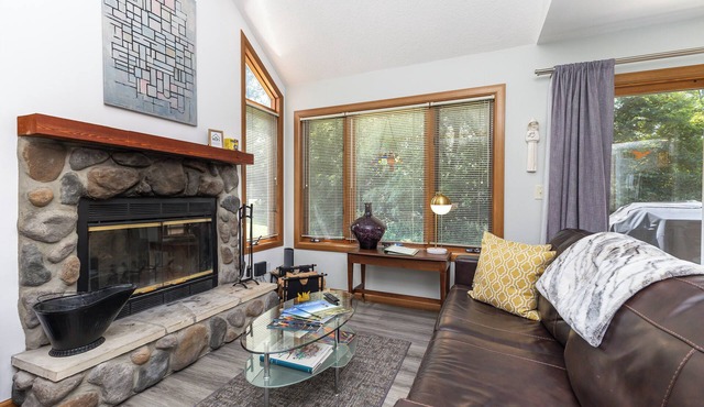 Golf View, Walking Trails, Dog Friendly & Access to Indoor Pool