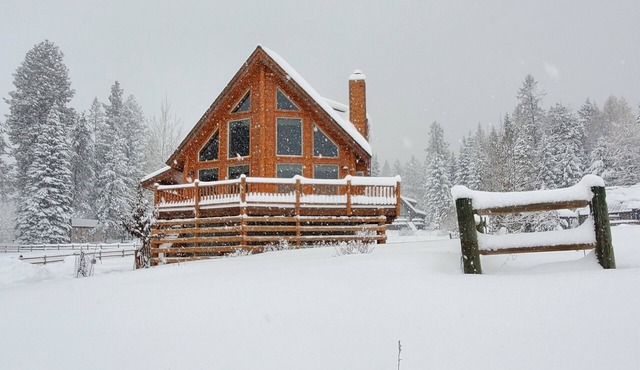 Gorgeous Lake view log cabin near Tamarack ski resort