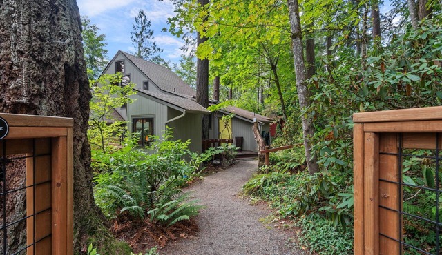 Gorgeous Portland home in the West Slope neighborhood adjacent to everything!