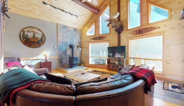 Gorgeous riverfront home with private hot tub/deck/free WiFi/full kitchen