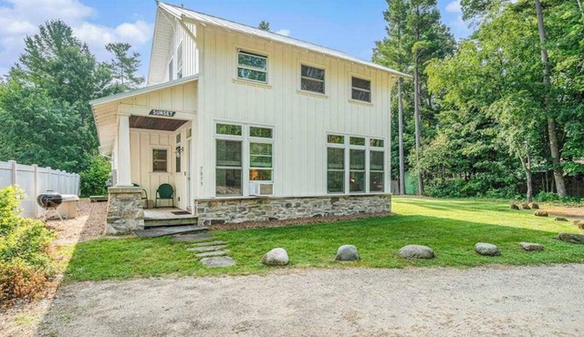 Gorgeous studio in downtown Glen Arbor with kitchenette, cable, AC, free WiFi