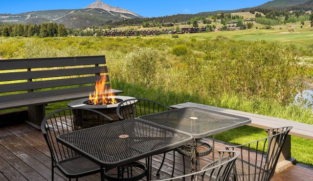 Gorgeous View! Cozy Condo with Mountain Views Near Big Sky Resort & Yellowstone