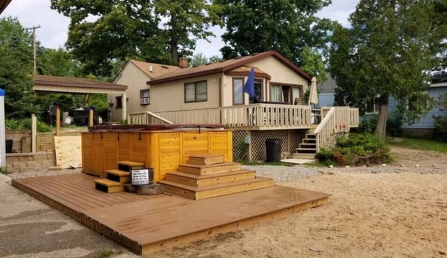 Gr Campau cottage 1 bed · Lakefront hot swim pool spa cottage