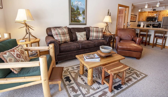 Grand Targhee Vacation Headquarters! Ski Shuttle! Clean! Hot Tubs!