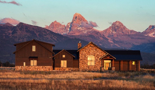 Grand Teton Painted Pony House w AC, Heated Garage, and Hot Tub