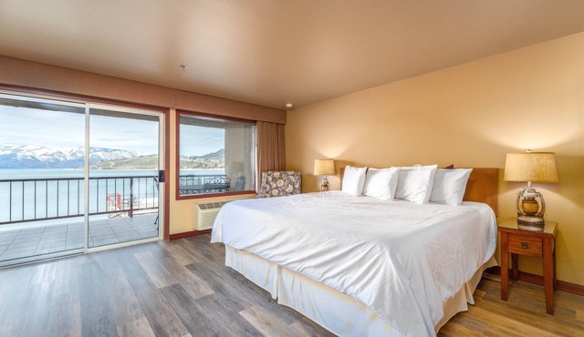 GrandView 201 Waterfront King Suite with lake view