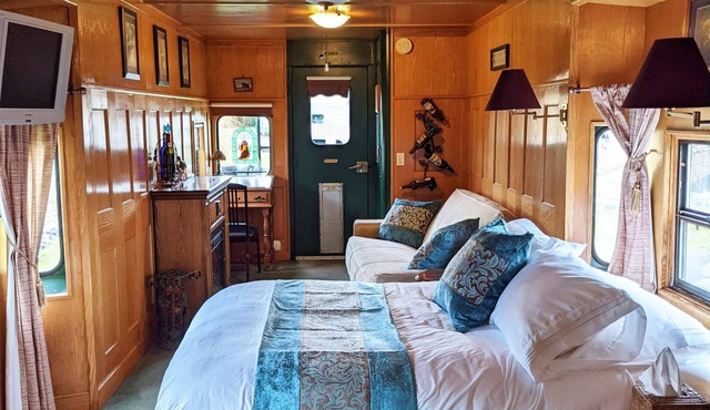 Grape Escape at Olympic Railway Inn - Pet Friendly