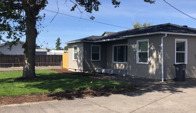Great, clean house in the middle of Medford