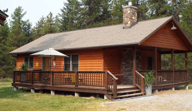 Great little cabin in woods.