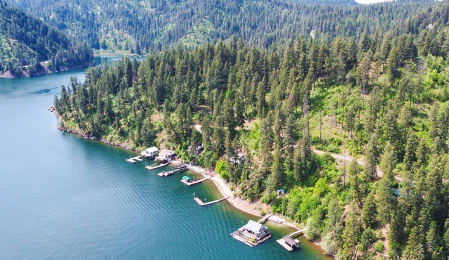 Great Monthly Stay Deals! Tranquil Beauty Bay Getaway – Stunning Lake Area Home with Deck Views