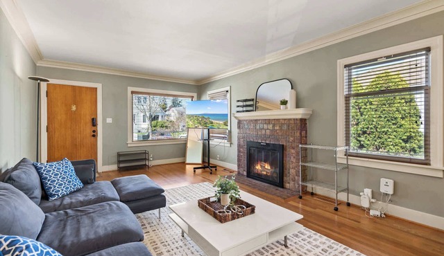 Green Lake 2B Upper Unit with parking