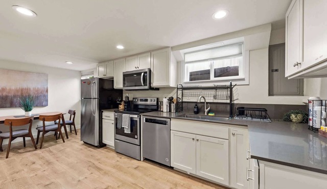 Green Lake's 2B Lower Unit with Parking