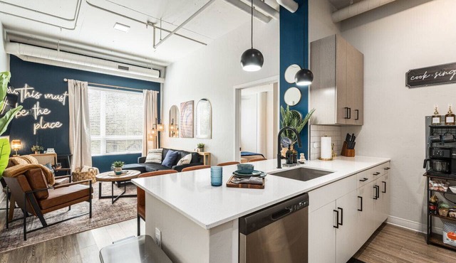Greenbelt 2BR for 6 | Pool · King Beds · Downtown