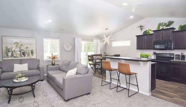 Greenbelt Retreat | Huge Private Yard | Near NNU & Downtown Nampa | Sleeps 10