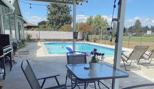 Gresham Golf Course - Ranch Style With Swimming Pool