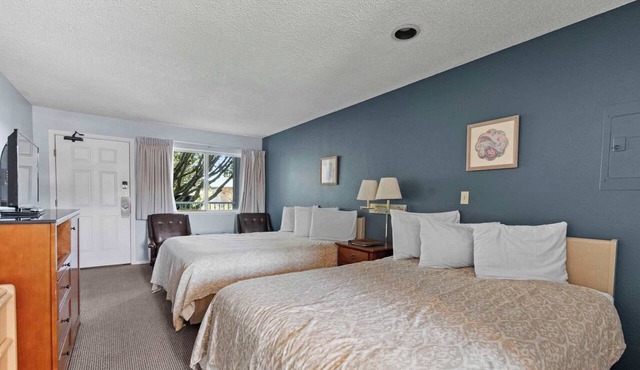 Ground Floor Studio - Two Queen Beds - Pool Access