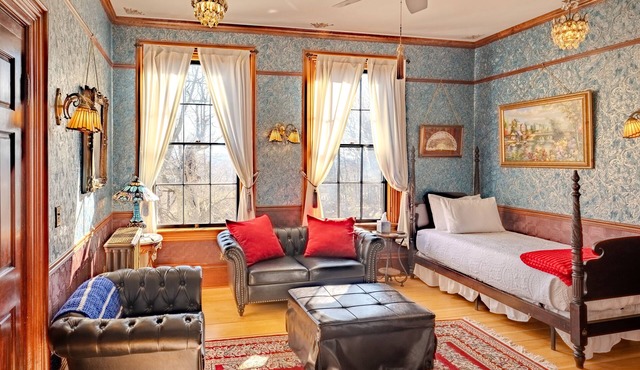 Hancock Historic Bed & Breakfast with Personal Chef Made-to-Order Full Breakfast
