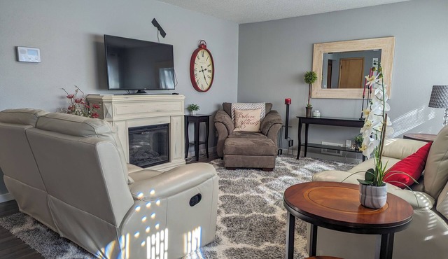 Harmon Haven 2-bedroom house in amazing central Bismarck with AC!