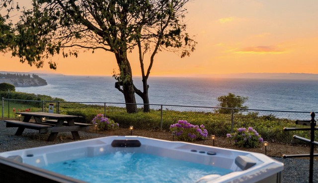 Harrington Reserve: Sunset Bluff Newly Renovated Luxury Coastal Retreat Panoramic Views Designer Interiors Spa Vibes